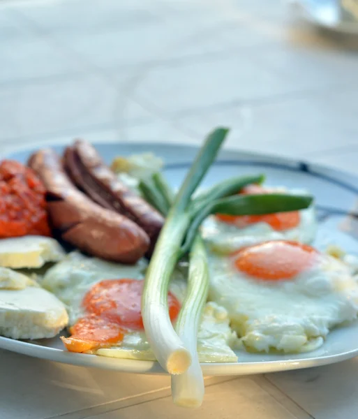 Apetitivo desayuno con huevos fritos huevos fritos y salchichas fritas — Foto de Stock