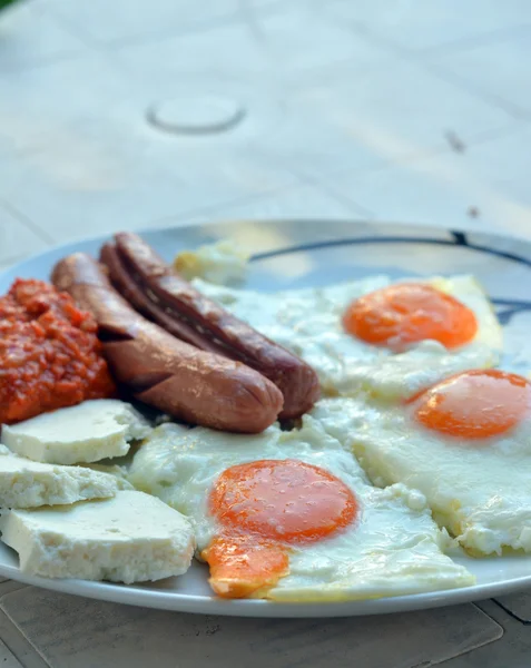 Apetitivo desayuno con huevos fritos huevos fritos y salchichas fritas — Foto de Stock