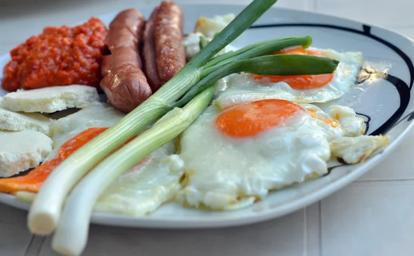 Apetitivo desayuno con huevos fritos huevos fritos y salchichas fritas — Foto de Stock