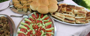 Domates ve salatalık salatası.