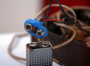 9 voltluk paslı pil ile temas