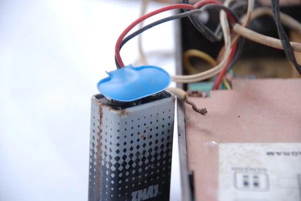 9 volts rostig batteri med kontakt — Stockfoto