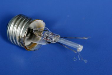 Mavi arkaplanda kırık ampul