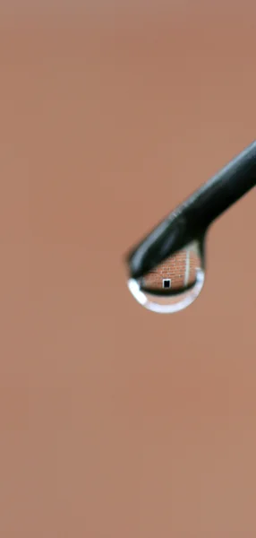 生锈的金属丝上的水滴 — 图库照片
