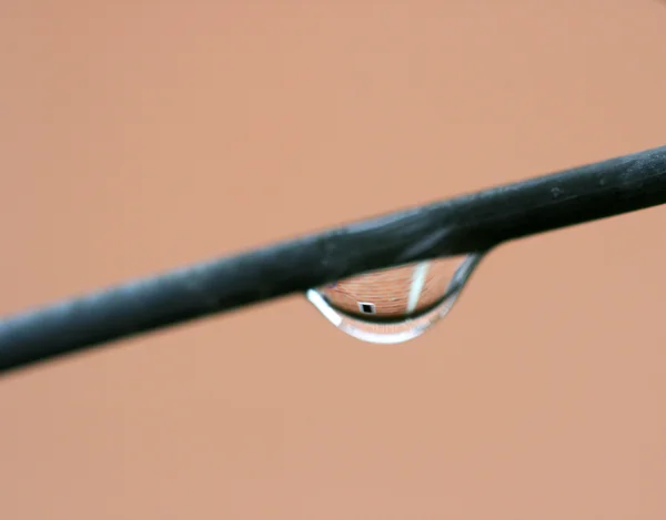 Gocce d'acqua su un filo arrugginito — Foto Stock