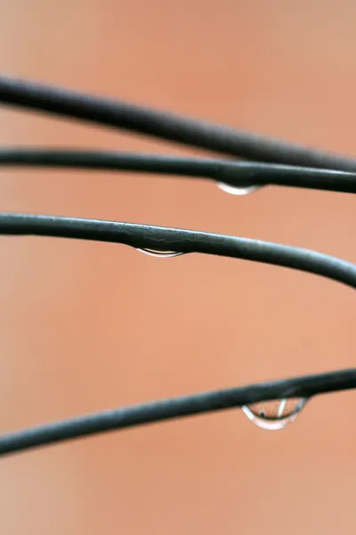 Krople wody na zardzewiałym drucie — Zdjęcie stockowe