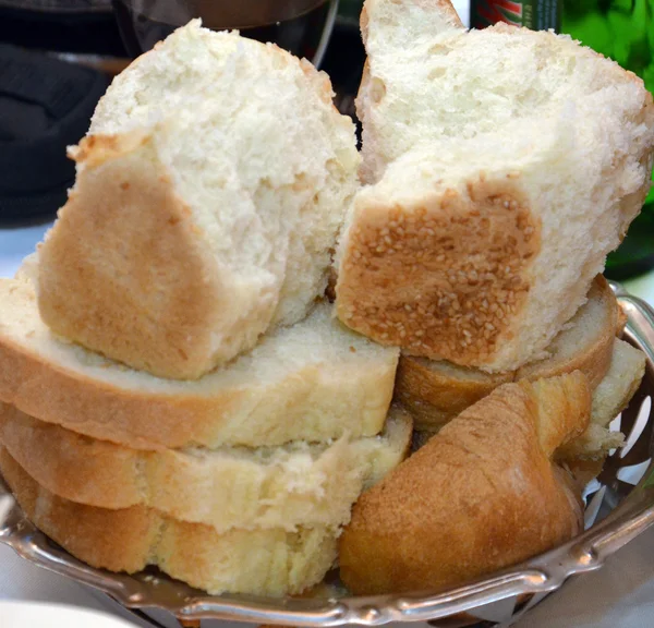 Pão em uma cesta — Fotografia de Stock