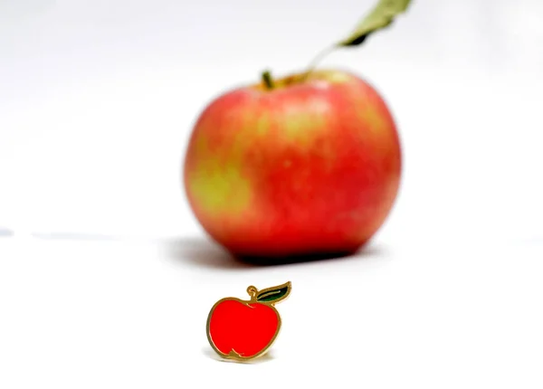 Red Apple Pin Badge White Background — Stock Photo, Image