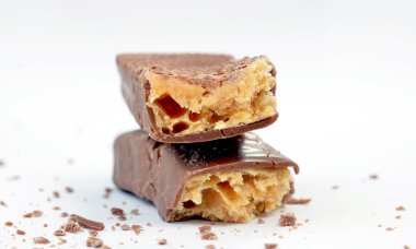 Beyazın üzerinde izole edilmiş çikolataya yakın çekim.