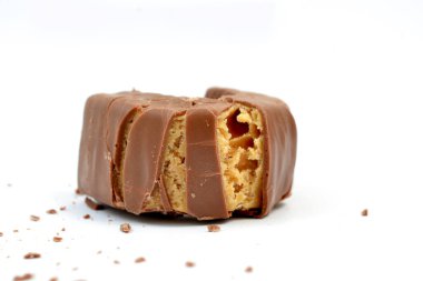 Beyazın üzerinde izole edilmiş çikolataya yakın çekim.