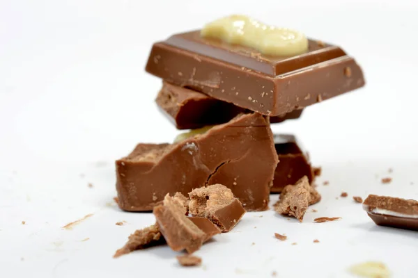 Beyazın Üzerinde Izole Edilmiş Çikolataya Yakın Çekim — Stok fotoğraf