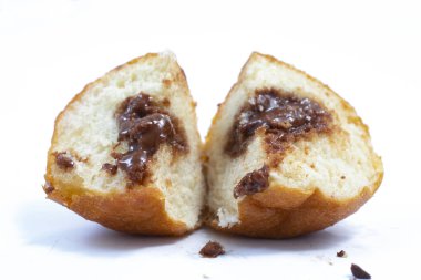 Beyaz arka planda çikolatalı küçük yuvarlak çörekler.