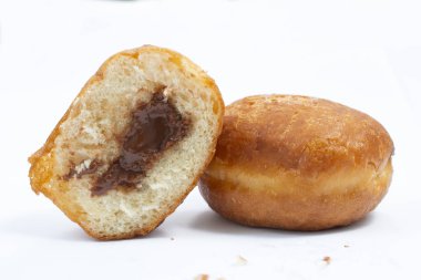 Beyaz arka planda çikolatalı küçük yuvarlak çörekler..