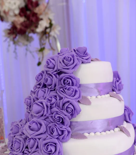 Torta Nuziale Decorata Con Fiori Rosa Viola — Foto Stock