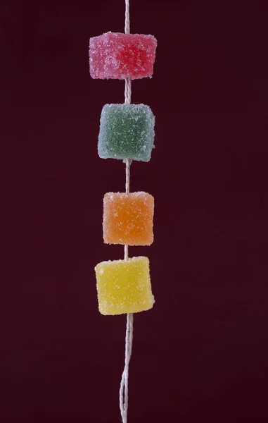 Permen jeli penuh warna dalam gula tergantung pada tali — Stok Foto