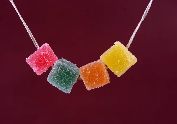 Permen jeli penuh warna dalam gula tergantung pada tali — Stok Foto