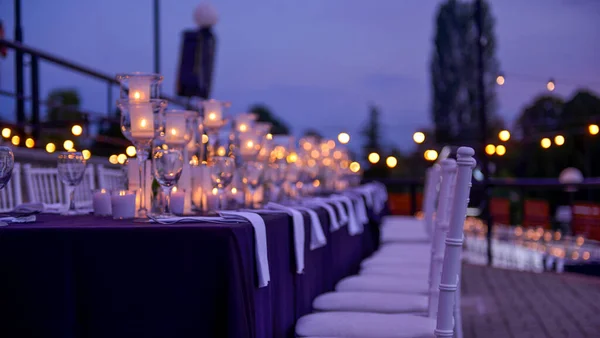Hermosas decoraciones para la ceremonia de la boda, moda, velas, exterior —  Fotos de Stock