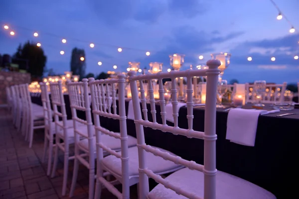 Mooie decoraties voor de huwelijksceremonie, mode, kaarsen, exterieur — Stockfoto