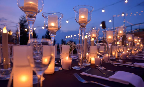 Schöne Dekorationen für die Hochzeitszeremonie, Mode, Kerzen, Außenbereich — Stockfoto