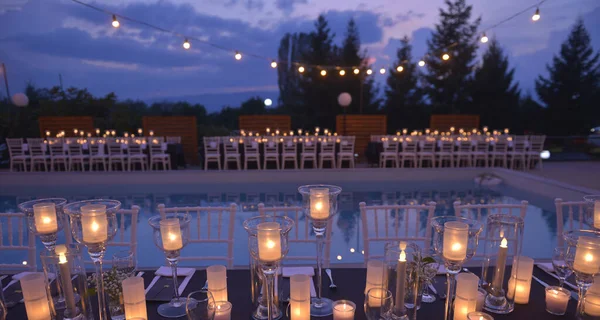 Schöne Dekorationen für die Hochzeitszeremonie, Modekerzen, Außenbereich am Schwimmbad — Stockfoto