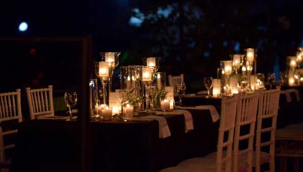 Schöne Dekorationen für die Hochzeitszeremonie, Mode, Kerzen, Außenbereich — Stockfoto