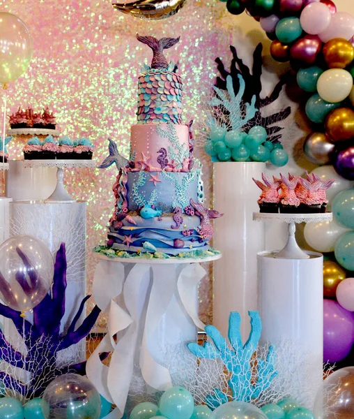 生日蛋糕用鱼装饰 海洋生物主题 — 图库照片
