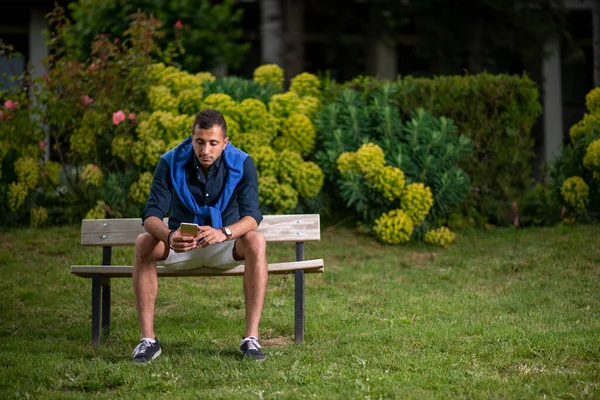 Módní Portrét Mladého Muže Pomocí Smatrphonu — Stock fotografie