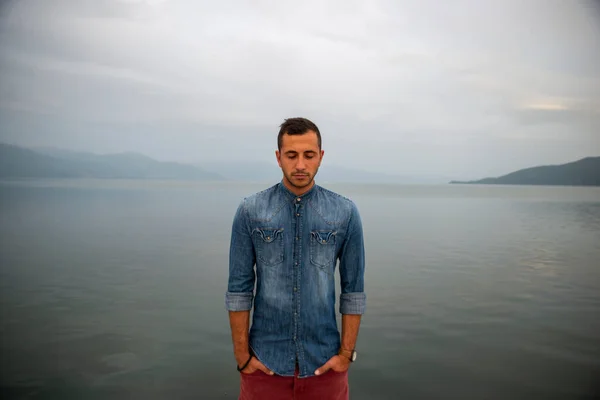 Módní Portrét Mladého Muže Džínové Košili Pózuje Přes Zeď Kontrastními — Stock fotografie