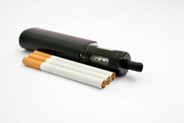 Buhar makinesi, elektronik sigara ve sigara. Beyaz arka plan.