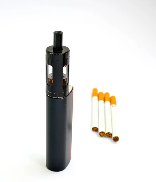 Συσκευή ατμίσματος, ηλεκτρονικό τσιγάρο και λευκό φόντο τσιγάρων — Φωτογραφία Αρχείου