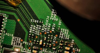 Eski tozlu ve kirli dizüstü bilgisayar devre kartı..