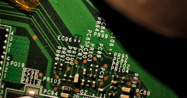 Eski tozlu ve kirli dizüstü bilgisayar devre kartı..