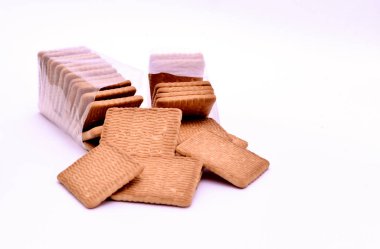 Beyaz arkaplanda buğday bisküvileri..