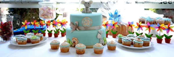 Födelsedag Muffins Ett Väl Dekorerat Bord — Stockfoto