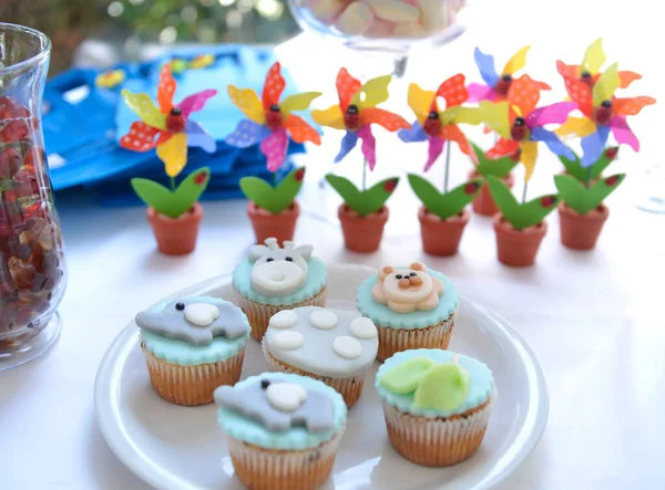 Cupcakes Cumpleaños Una Mesa Bien Decorada —  Fotos de Stock