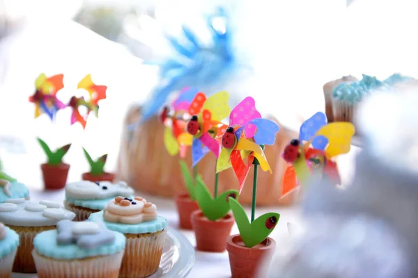 Geburtstag Cupcakes Auf Einem Gut Gedeckten Tisch — Stockfoto