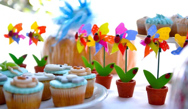 Cupcakes Cumpleaños Una Mesa Bien Decorada —  Fotos de Stock