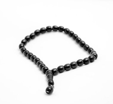 Beyaz bir arka plan üzerinde siyah tespih.