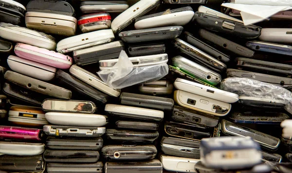Telefoni Usati Impilati Uno Sull Altro Sfondo Telefoni Cellulari Danneggiati — Foto Stock