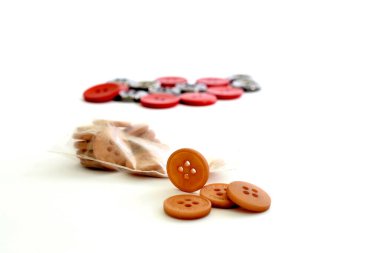 Beyaz arkaplanda dikiş düğmesi.