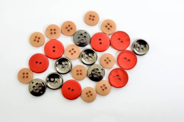 Beyaz arkaplanda dikiş düğmesi. Üst görünüm