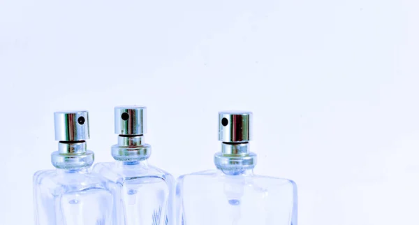 Bottiglia di profumo isolato su sfondo bianco — Foto Stock