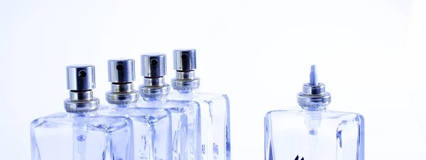 Frasco de perfume aislado sobre fondo blanco — Foto de Stock