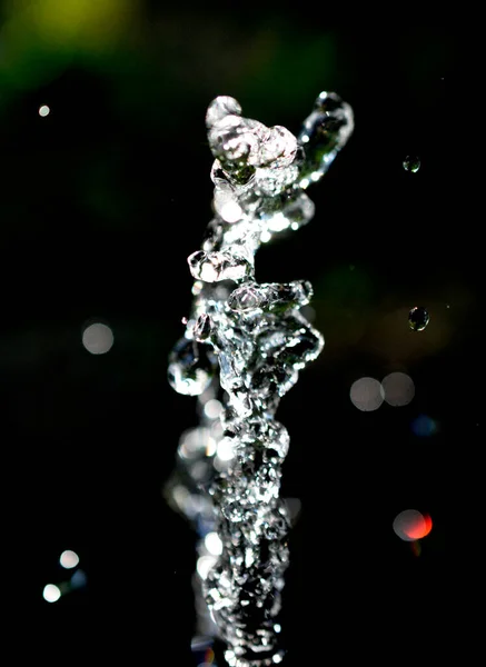 水滴在黑暗的背景上漂浮 水在黑暗中飞溅 水滴四处飞溅 — 图库照片