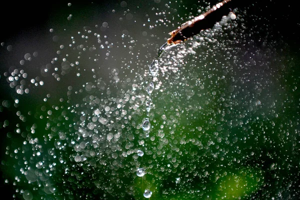 Las Gotas Del Agua Vuelan Sobre Fondo Verde Veraniego — Foto de Stock