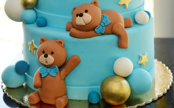 双休日蛋糕上可爱的泰迪熊 — 图库照片