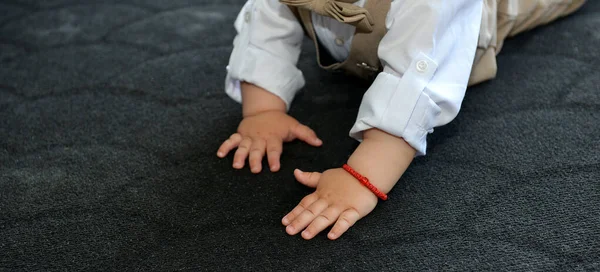 Hands Baby Boy While Crawling Black Carpet — Stock Photo, Image