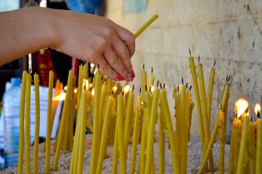 Ortohodx kilisesinin mumunu yakan kadın .