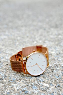 Erkek saati beton bir arka planda çekim yapmış..