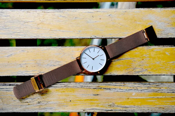 Men Watch Shot Wood Background — Stockfoto